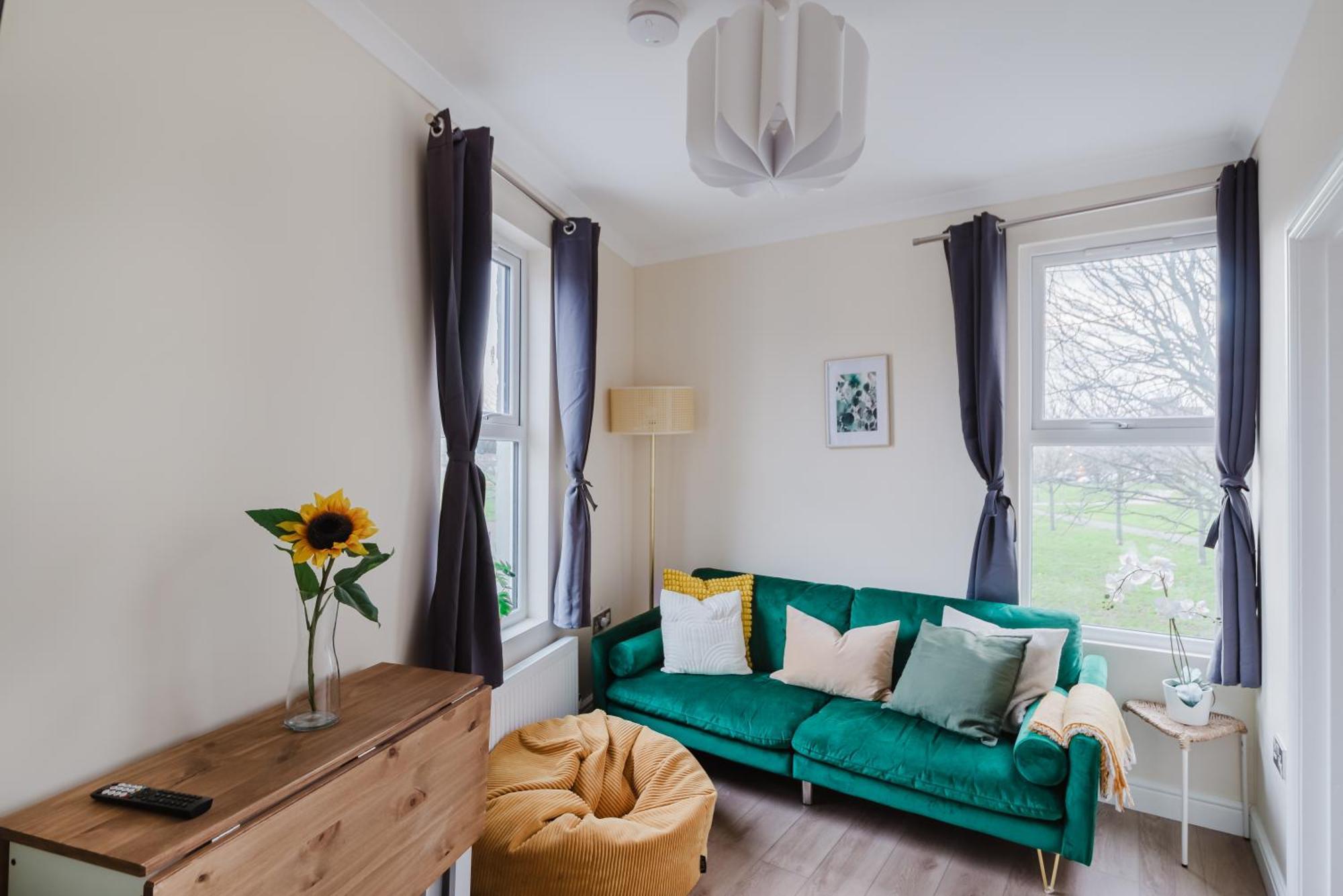 شقة Modern Cosy Corner Flat 3 Bed And Loft Sleep 7 People لندن المظهر الخارجي الصورة